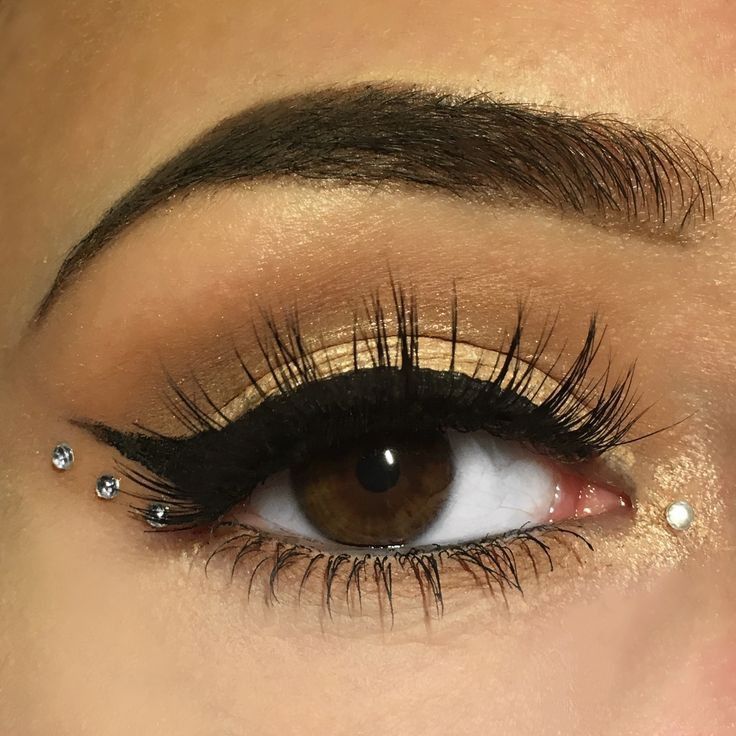 Eyeliner And Gems Makeup, Sequence Eye Makeup, Eyeliner Looks With Gems, Cute Gem Makeup, Subtle Euphoria Makeup, Eyeshadow Gem Looks, Eye Make Up With Rhinestones, Eyebrow Rhinestones, Makeup Gems Rhinestones