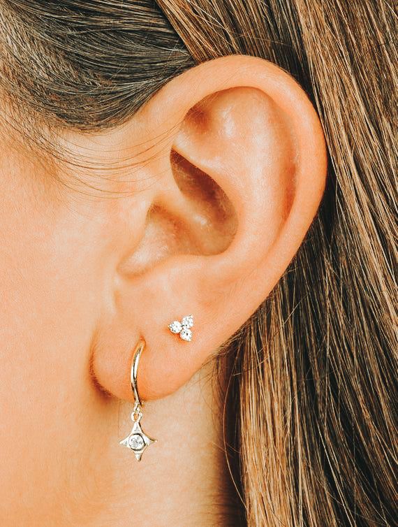 2nd Ear Piercing, Piercings Ear Conch, Second Hole Earrings, Tiny Gold Studs, Piercing Stud, Ear Piercings Tragus, Outfit Comfortable, Cool Ear Piercings, Pretty Ear Piercings