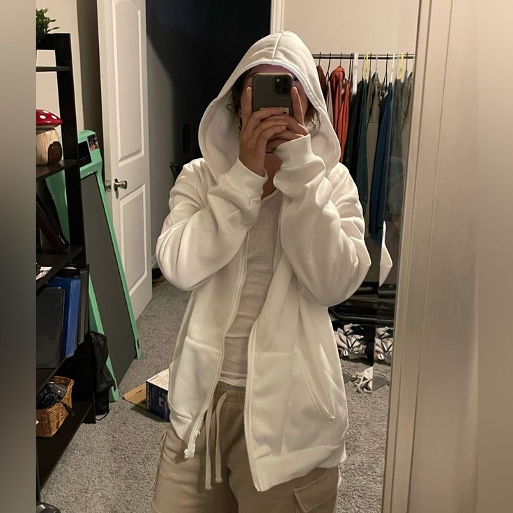 Never Worn White Fleece Outerwear With Drawstring Hood, Cozy White Outerwear With Double-lined Hood, White Fleece Outerwear With Adjustable Hood, White Fleece Hoodie With Pockets, Cozy White Hooded Jacket With Double-lined Hood, Oversized White Outerwear With Drawstring Hood, White Fleece Hooded Jacket For Winter, White Hoodie With Pockets, Oversized White Hooded Jacket For Streetwear