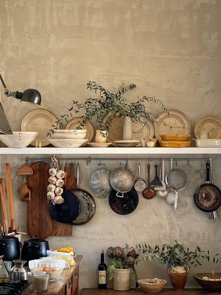 Kitchen in Puglia home in mediterranean style Dapur Rustic, Mediterranean Kitchen, Mediterranean Home, Mediterranean Homes, Dream House Interior, Dream House Decor, Rustic Kitchen, House Inspo, Pots And Pans