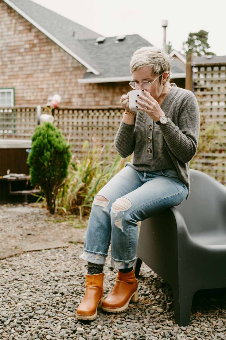 Lined wooden clog boots with jeans Clog Outfits Winter, Clog Boot Outfit, Gold Clogs Outfit, Overalls And Clogs, Flare Jeans And Clogs Outfit, Mother Tomcat Jeans Outfit, Duckfeet Shoes Outfit, Buckley Clog Outfit, Duckfeet Boots Outfit