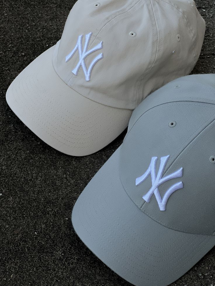 New York Hat Aesthetic, Yankee Baseball Hat Outfit, Hats New York, New Yankees Cap, Yankees Cap Aesthetic, Cool Caps Hat, Ny Yankees Hat Outfit, New York Yankees Hat Outfit, Caps Aesthetic