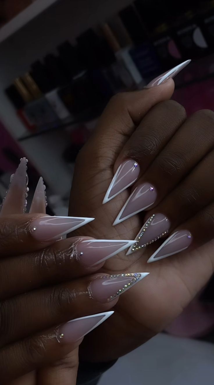 Graduation Nail Art Design, Short Acrylic Nails Stilettos Ideas, Pointy French Tip Nails Stilettos, V French Tip With Rhinestones, Long Sharp Nails Design, Nail Ideas Sharp, Graduation Nails Stiletto, Stiller Nails Ideas, Stilleto Short Nail Designs