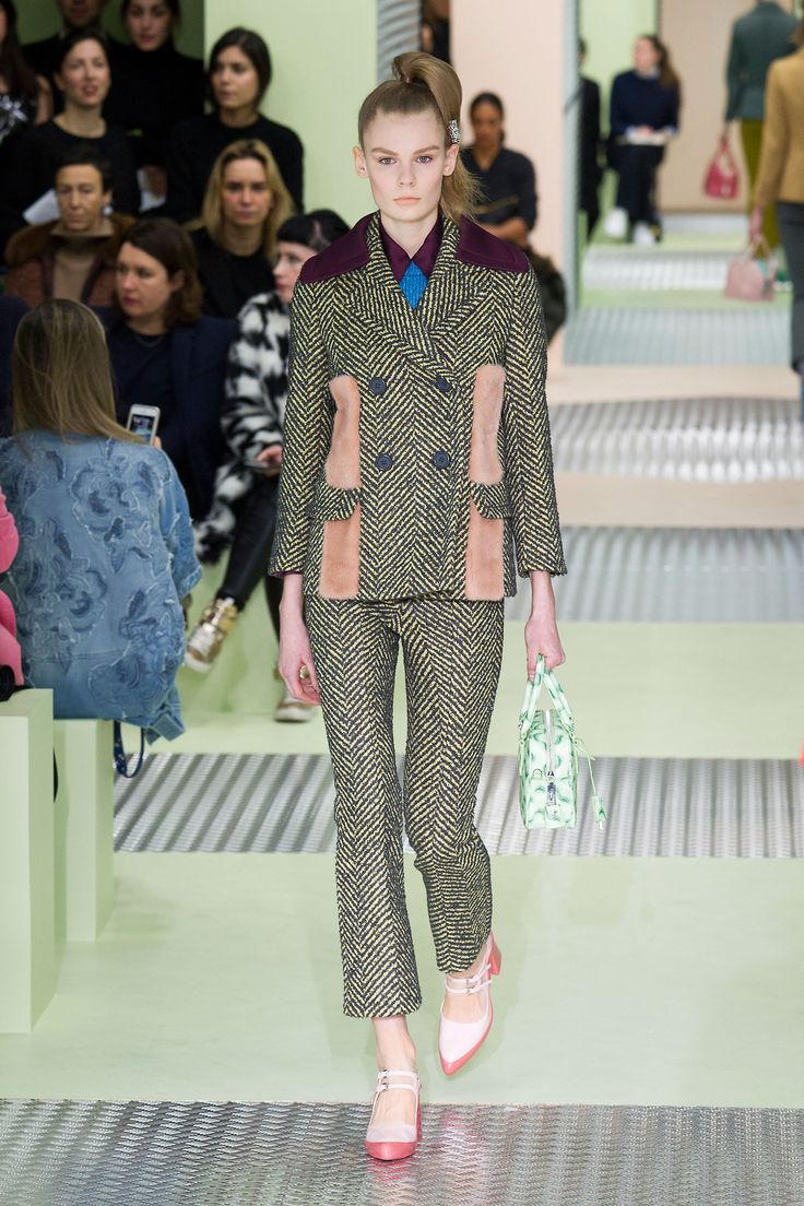 Prada Fall 2015 Herringbone Fashion, Lux Fashion, London Fashion Weeks, Herringbone Fabric, 2015 Trends, Couture Mode, Fashion Buyer, Milano Fashion Week, Fashion Runway