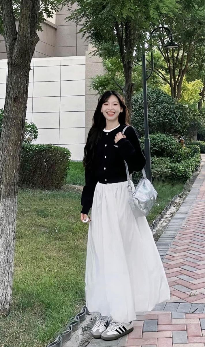 White Skirt Korean Outfit, Japanese Outfits Skirt, White Long Skirt Outfit Korean, Maxi Skirt Outfit Japanese, Outfit With White Skirt Long, Cardigan With Long Skirt, Long Skirt With Cardigan Outfit, Korean Style Skirt Long, Cardigan Long Skirt Outfit