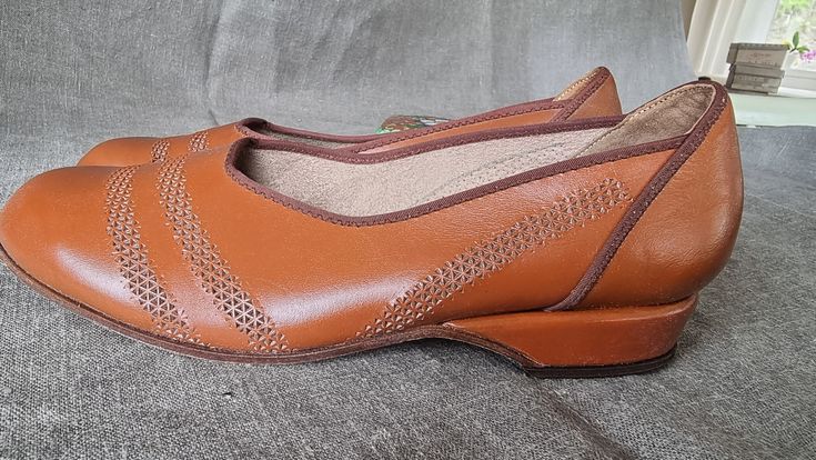 "In leather with leathersole Size 34 inside 22 cm width 7,5 cm Size 37 inside 23.9 cm width 8 cm Size 39 inside 25.6 cm width 8 cm Our shoes have never been used and are in excellent condition. Most of our pairs will be delivered in the original carton. As they have been in storage for 40+ years, they can have a bit of an \"attic\" smell. If you use your shoes this will soon be gone If you buy many pairs we will refund any shipping overages Always use a shoehorn when you put your shoes on" Fitted Leather Slip-on Shoes With Leather Sole, Leather Fitted Court Shoes For Galas, Fitted Leather Court Shoes For Galas, Leather Sole Court Shoes For Galas, Leather Sole Closed Toe Court Shoes For Galas, Court Shoes With Leather Sole For Galas, Gala Court Shoes With Leather Sole And Closed Toe, Gala Court Shoes With Leather Sole, Almond Toe Court Shoes With Removable Insole For Galas