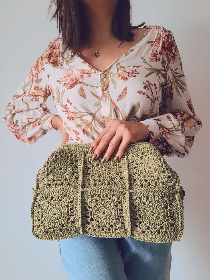 Add a natural and elegant touch to your look with Pistachio Clutch! Handcrafted from natural raffia, this clutch features a unique pattern inspired by the smooth curves of sand dunes. With enough space to store your essentials like your cell phone, wallet and makeup, the Pistachio Clutch is the perfect choice for a weekend getaway or an elegant night out. In addition, its sustainable production ensures that you are making an informed choice. Let our bag be the star of your look and enjoy chic, n Chic Square Crochet Bag For Spring, Beige Bohemian Clutch For Spring, Green Pouch Clutch For Summer, Rectangular Green Clutch For Summer, Bohemian Rectangular Clutch For Spring, Casual Beige Clutch For Spring, Handmade Green Clutch For Summer, Green Beach Clutch For Summer, Green Rectangular Casual Clutch