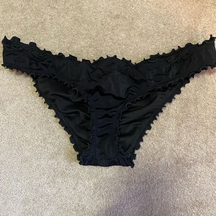 Never Worn Black Flirty Stretch Swimwear, Black Stretch Flirty Swimwear, Flirty Stretch Black Swimwear, Flirty Black Stretch Swimwear, Black Ruffled Stretch Swimwear, Black Ruffled Swimwear For Beach Season, Flirty Black Swimwear For Night Out, Black Ruffled Bottoms For Vacation, Black Party Swimwear Briefs