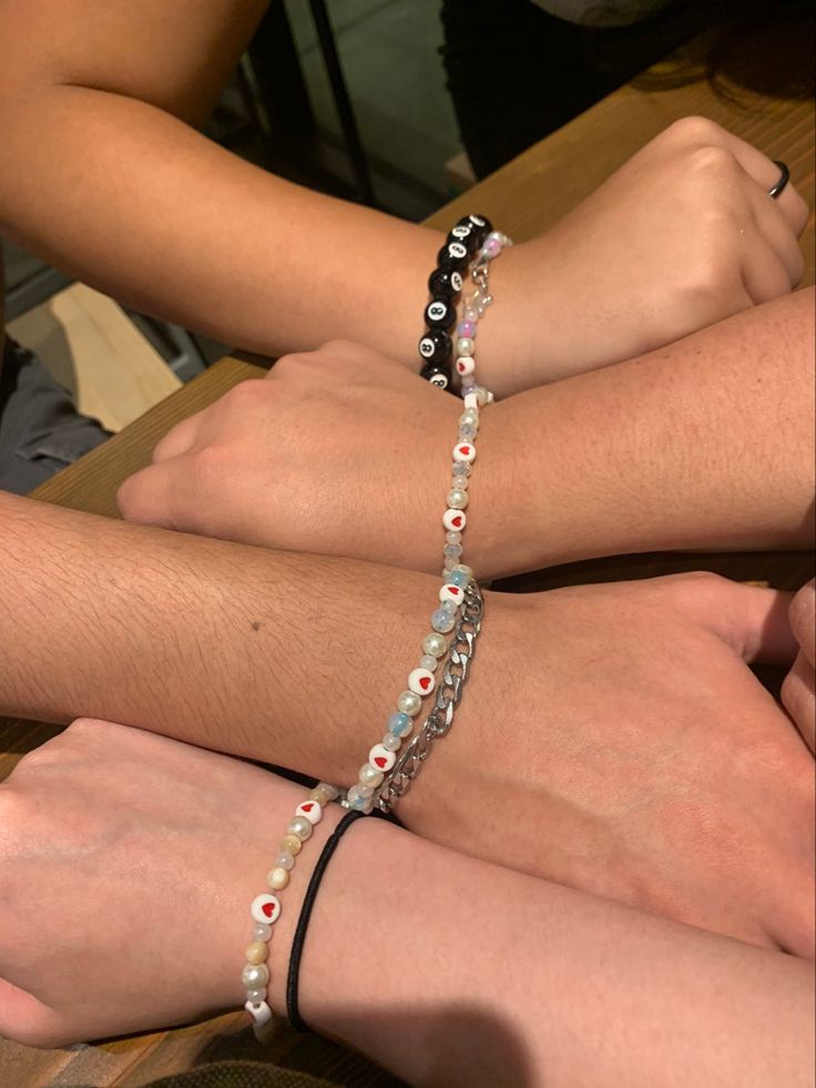 Friendship Bracelets For 5 Friends, Aesthetic Bff Bracelets, Friendship Bracelets For 3 People, Bracelets For Friend Groups, Matching Friendship Bracelets Aesthetic, 3 Person Friendship Bracelets, Best Friend Bracelets Aesthetic, Friend Group Bracelets, Friendship Bands Friends