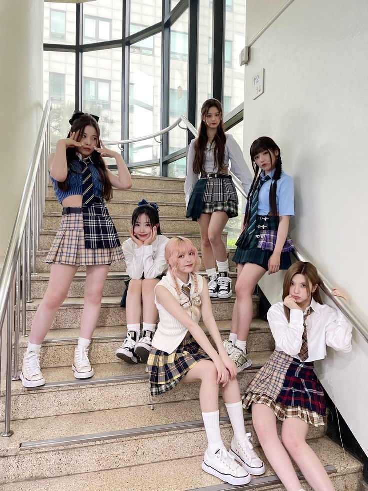 Haewon Sullyoon, Music Collage, Roll The Dice, Silly Girls, Event Outfit, Love Me Like, February 22, 인물 사진, Group Photos