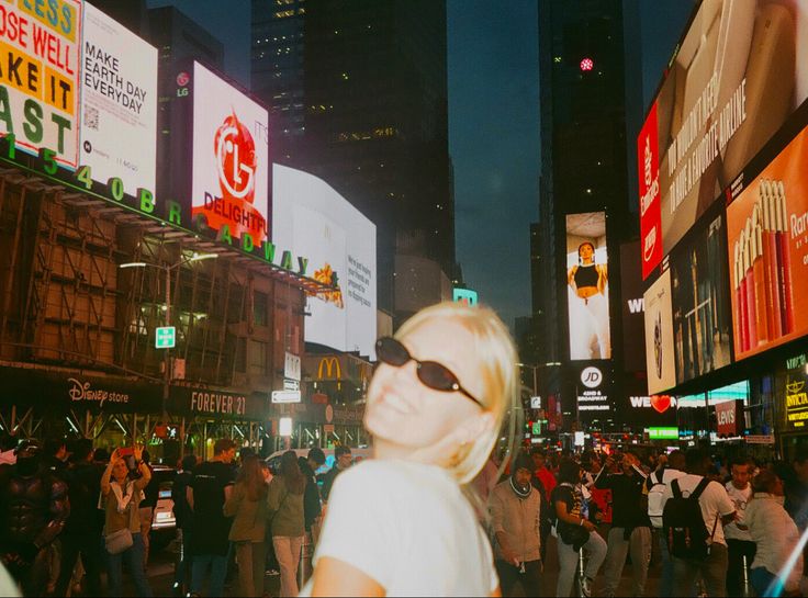 Nyc, NYC, New York, Central Park, Film, Film photo, aesthetic, Kodak film, Times Square, girl, smiling Photo Ideas New York, Times Square Nyc, Nyc Aesthetic Pictures, City Film Aesthetic, New York 90s, Nyc Photo Dump, Times Square Photoshoot, New York Aesthetic Pictures, Early 2000s Nyc Aesthetic