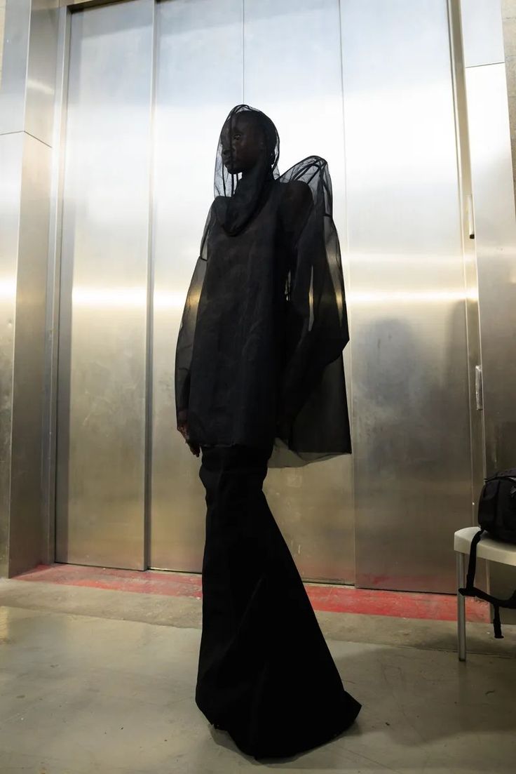 Rick Owens Runway, Rick Owens Women, Runway Makeup, Technical Clothing, Futuristic Fashion, Avant Garde Fashion, Fashion Inspiration Design, Concrete Jungle, Cool Fits