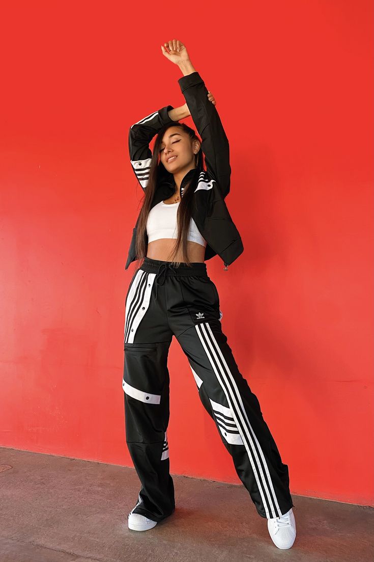 Tracksuit Outfit Women, Looks Adidas, Adidas Outfit Women, Sportswear Outfits, Look Adidas, Tracksuit Outfit, Adidas Tracksuit, Adidas Fashion, Hip Hop Outfits