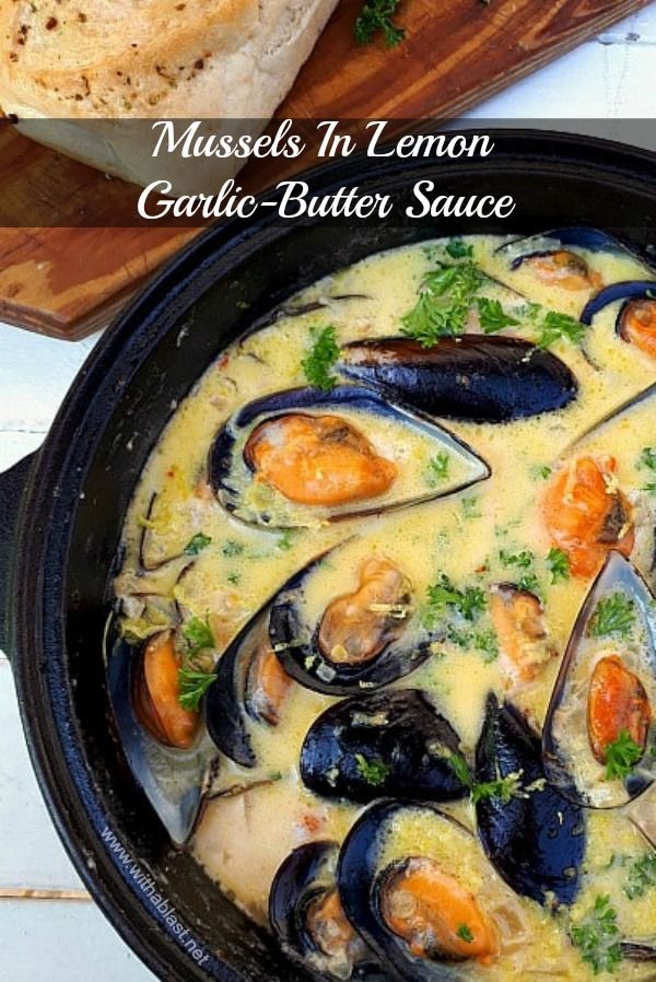 mussels in lemon garlic butter sauce with bread on the side