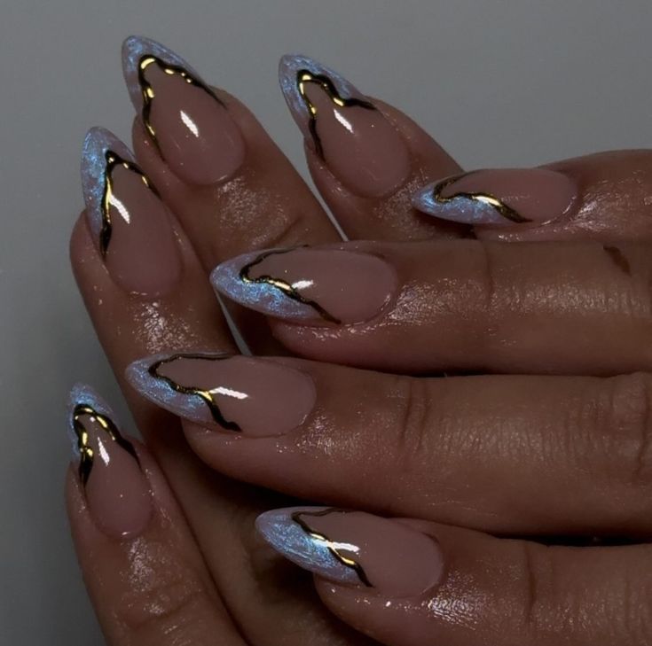 Gold Nails Classy, Nails Gold Detail, Gold Detail Nails, Nails Gold Accent, Classy Gold Nails, Gold Flake Nails, Winter Nails Colors, Bday Nails, Chrome Nails Designs