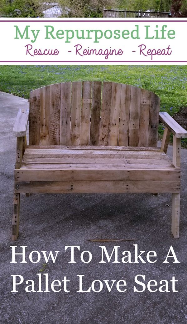 a wooden bench sitting in the middle of a park with text overlay that reads, how to make a pallet love seat