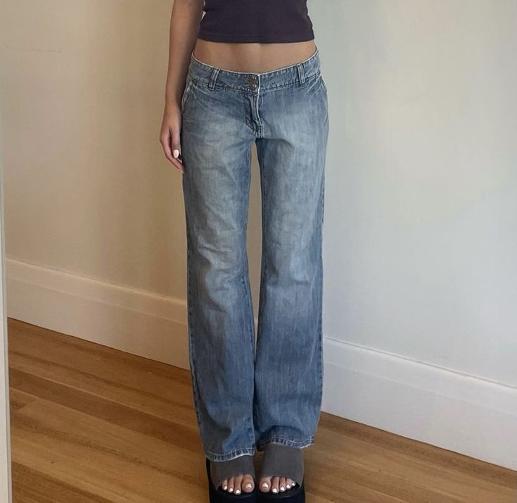 Light Wash Jeans Outfit, Low Rise Wide Leg Jeans, Pants Low Waist, Flare Jeans Outfit, Low Waist Pants, Low Waisted Jeans, Quoi Porter, Low Rise Flare Jeans, Fall Jeans