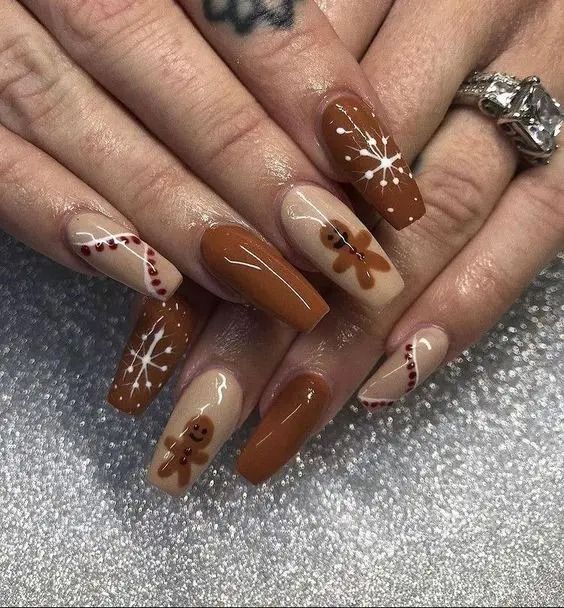 21 Holiday Nail Ideas for 2023 - Lauren Erro Trending Acrylic Nails Christmas, Christmas Nail Designs Brown, X Mas Nails Christmas Ideas, Cute Nails For December, Nails Krismas, Nails In December, Christmas Gel Nails Ideas, Holiday Nails Aesthetic, Nails Inspiration Disney