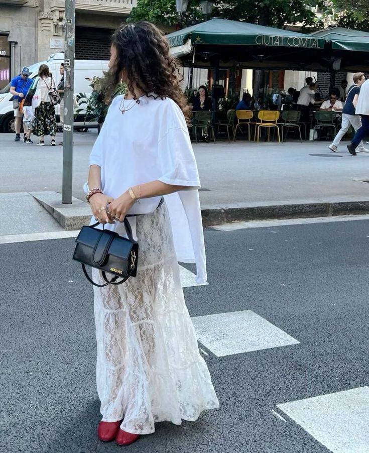 Lace Midi Skirt Outfit, White Lace Skirt Outfit, Sheer Skirts, Lace Skirt Outfit, White Lace Maxi Skirt, Ootd School, Trendy Dresses Formal, White Lace Skirt, Midi Skirt Outfit