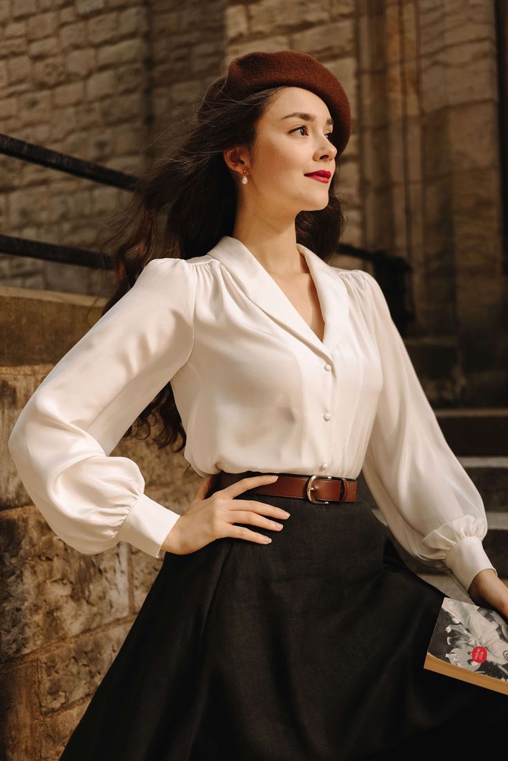 Shirinatra x Gaâla Limited Edition Collection There's no better staple blouse than the Julie. The wide sleeves, V-neckline and pleat details were inspired by the timeless cuts of the 1950s. Pair it with the Audrey Skirt and a cardigan or a pair of pants and the Polly Vest for a vintage look! The model measures 171 cm a Audrey Skirt, Camisa Social, Slow Fashion Brands, Vintage Wardrobe, Preppy Outfit, Queen Letizia, 1940s Fashion, Made Clothing, Look Vintage