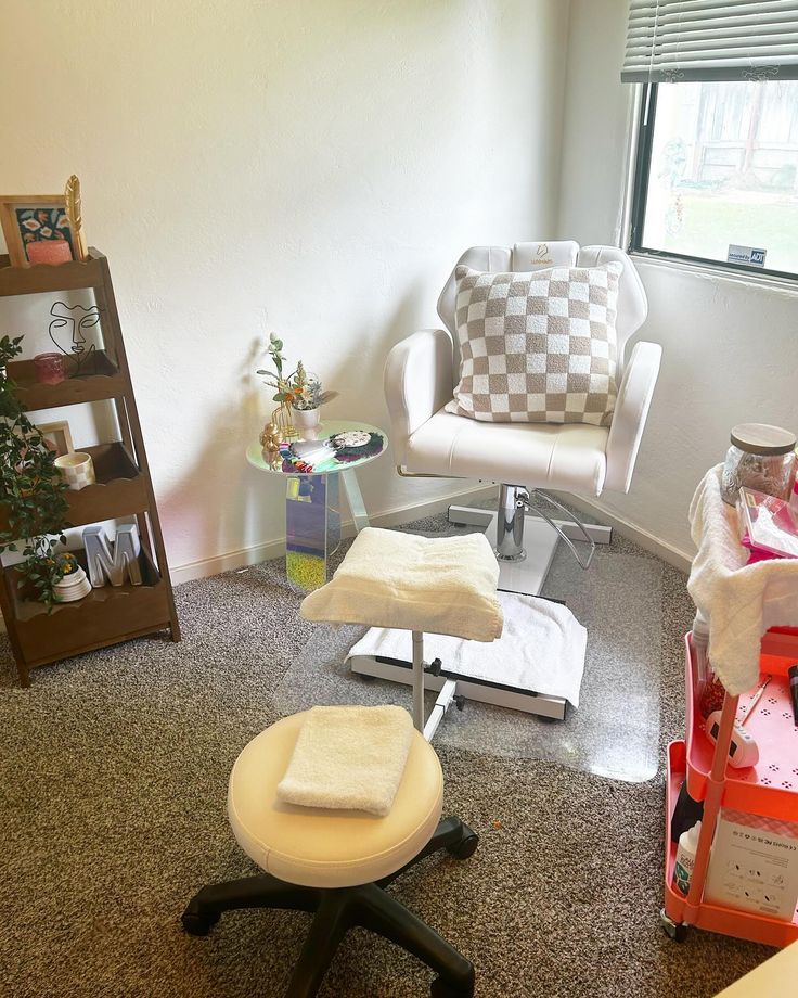 At Home Pedicure Station, Pedicure Chair Ideas Small Spaces, Pedicure Set Up Ideas, Home Based Nail Tech, Pedicure Chair Ideas, Pedicure Room, Home Pedicure, Nail Room Ideas, Pedicure Station