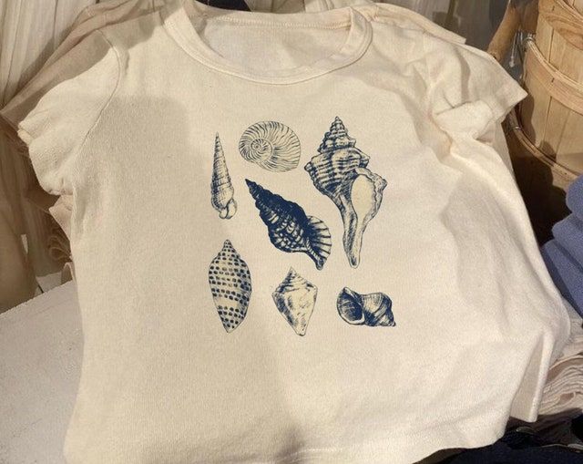 Baby Tee Designs, Seashell Graphic, Cute Baby Tees, Blue Seashell, Seashell Print, Graphic Baby Tee, Aesthetic 90s, Print Aesthetic, Baby Tees Y2k