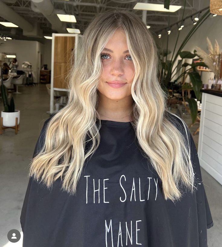 Slightly Blonde Hair, Blonde With Blended Dark Roots, Light Blonde Face Framing Highlights, Bright Blonde Ends, Painted Highlights Blonde, Teasy Lights Blonde With Money Piece, Dark Root Blond, Fall Hair For Pale Skin Blue Eyes, Natural Grown Out Blonde Hair