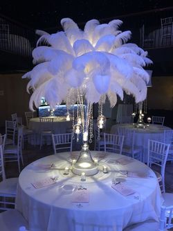 Feather Centerpiece Wedding Gatsby, Feather And Flower Centerpiece Wedding, Feather And Pearl Centerpieces, Ostrich Feather Wedding Decor, Ostrich Feather Centerpieces Wedding, Wedding Feathers Decorations, Feather Theme Party, Feather Centerpieces For Party, Modern Glam Wedding Theme