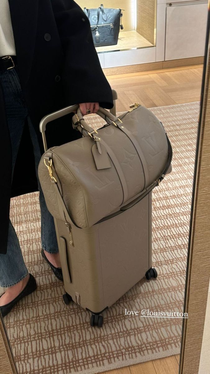 Designer Luggage Aesthetic, Traveling Bags Aesthetic, Luxury Travel Bags For Women, Luxury Luggage Aesthetic, Airport Bags Travel, Designer Travel Bag, Luxury Travel Outfit, Travel Bag Aesthetic, Aesthetic Luggage