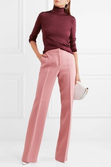 Pantalona bordô Pink Pants Outfit, Pink Trousers, Wool Crepe, Amal Clooney, Cooler Look, Pink Pants, Looks Chic, Work Wardrobe, Komplette Outfits