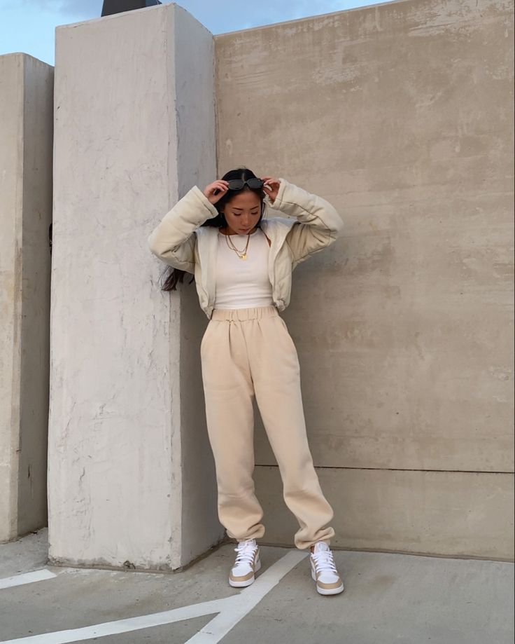 Khaki Sweatpants Outfit, Beige Sweatpants Outfit, Tan Joggers Outfit Women, Outfits Con Jogger, Cream Sweatpants Outfit, Beige Sweatpants Outfits, Yellow Pants Outfit, Beige Sweatpants, Flight Outfit