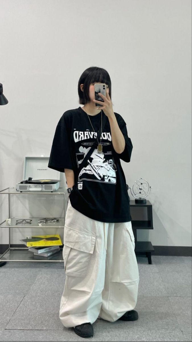 Baggy Clothes Fashion Women, Trending Baggy Outfits, Outfit Inspo Baggy Shirt, Baggy Pants And Baggy Shirt, Baggy Clothes Outfit Aesthetic Korean, Oversize Japanese Fashion, Cute Baggy Clothes Style, Oversized Style Aesthetic, Baggy Clothes Outfit Tomboy