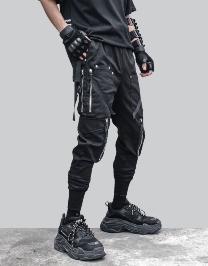 Korean Streetwear Pants Winter Techwear Parachute Pants, Techwear Style Cargo Pants For Streetwear, Winter Functional Cargo Pants For Streetwear, Techwear Sweatpants With Pockets, Baggy Techwear Sweatpants, Baggy Techwear Sweatpants For Streetwear, Techwear Baggy Sweatpants For Streetwear, Techwear Pants With Side Pockets, Winter Techwear Cargo Pants