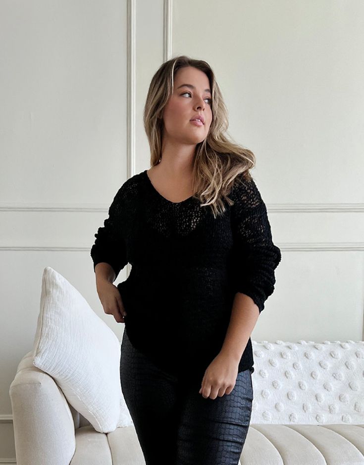 Curve Airy Crochet Sweater Plus Size Tops Black 1XL -2020AVE Trendy Jeans, Rounded Neckline, Night Looks, Crochet Sweater, Plus Size Tops, Casual Outfit, Black Sweaters, Round Neckline, Sweater Top