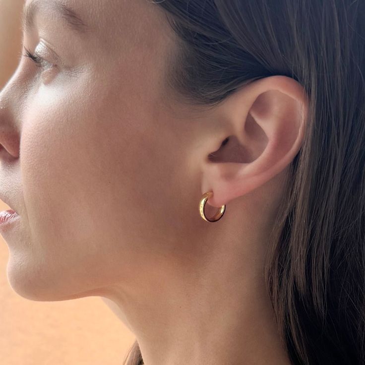 These are literally the perfect go-with-everything hoops if we ever did see a pair. They're cool, classic, and comfy all at the same time. We especially love wearing the two sizes together on each ear for an effortlessly cool pairing. Available in 2 sizes: small (13mm) and large (21mm). Our materials make for an amazing, high quality, seamless, jewelry piece with longevity. Our earrings are plated with 18k gold, 18k rose gold, or rhodium and finished with a protective coating. A little secret we Small Gold Hoop Earrings, Minimalist Earrings Gold, Small Gold Hoops, Hoops Gold, Star Studs, Accessories Jewelry Earrings, Charm Gift, Chain Earrings, Gold Hoop Earrings