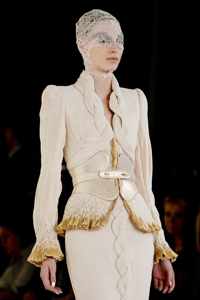 Alexander McQueen Spring 2012 Ready-to-Wear Fashion Show Details Mcqueen Fashion, Fairy Dress, Looks Style, Modern Luxury, Unique Fashion, Fashion Lifestyle, Paris Fashion Week, Fashion Designer, Alexander Mcqueen