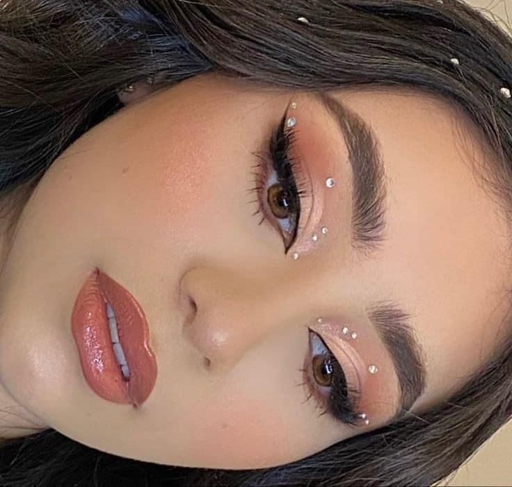 Basic Rhinestone Makeup, Hoco Makeup Ideas With Gems, Simple Eye Gem Looks, Wedding Makeup With Glitter, Rinstonestone Makeup, Eyeshadow Gem Looks, Bedazzle Eye Makeup, Pearls On Eyes Makeup, Bedazzled Makeup Looks