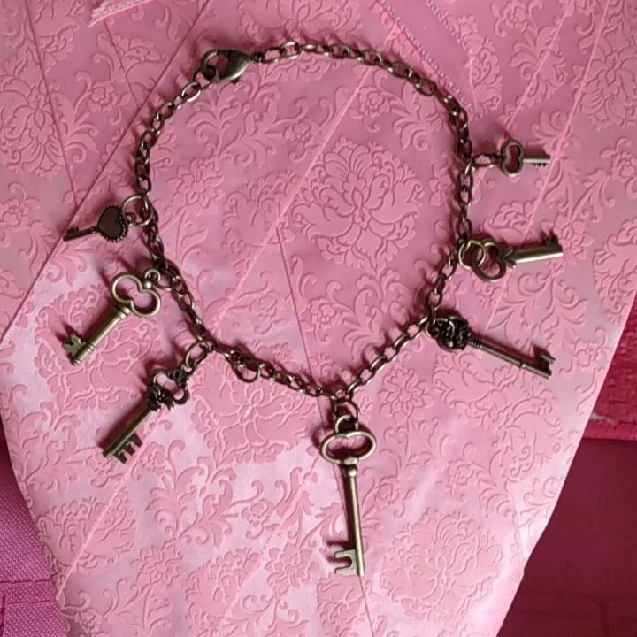 Beautiful Bronze Key Charm Bracelet. 7 Keys 1 Extra Loop Ring For Adjusting To Your Size. You Can Choose To Use This As A Bracelet Or A Ankle Bracelet. Key Charm Bracelet, Key Jewelry, A Bracelet, Ankle Bracelet, Jewelry Bracelet, Ankle Bracelets, Family Tree, Womens Jewelry Bracelets, Jewelry Bracelets