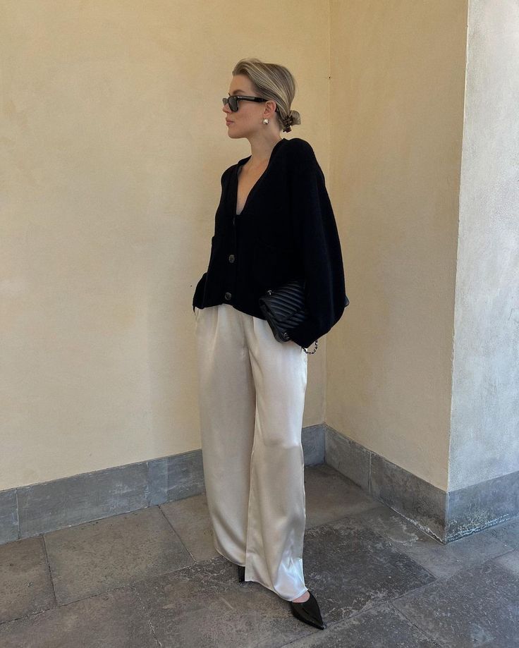 Cream Tailored Pants Outfit, Silk Pants Outfit Winter, Navy Silk Pants Outfit, Cream Satin Pants Outfit, Creme Trousers Outfit, How To Style Satin Pants, White Satin Pants Outfit, White Trousers Outfit Casual, Black Silk Pants Outfit