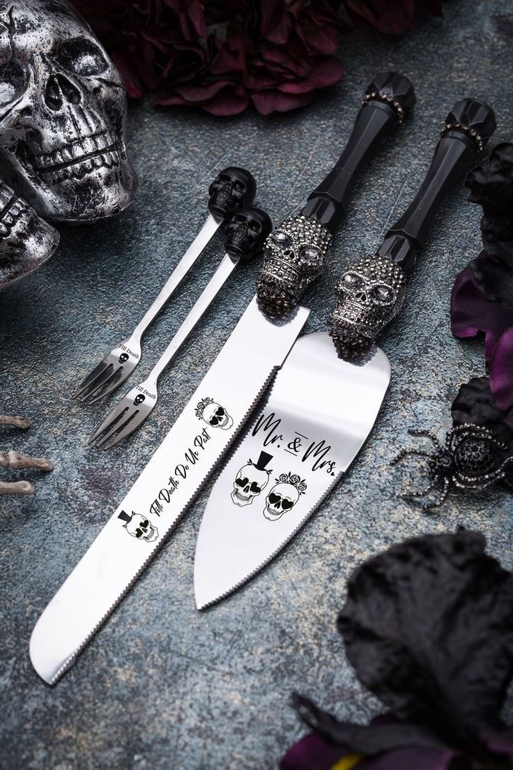 there are three knives and two skulls on the table