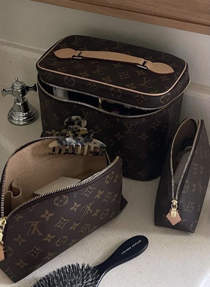 👜 on Twitter: "louis vuitton makeup bag… " Louis Vuitton Makeup Bag, Louis Vuitton Makeup, Smink Inspiration, Vanity Organization, Elegant Makeup, Classy Aesthetic, Luxury Purses, Luxury Makeup, Bags Aesthetic