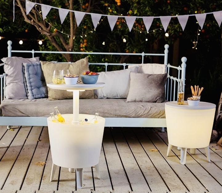 Weather resistant round table with secret ice bucket for drinks. Perfect summer vibes. For indoor & outdoor use. Illuminated for added style. Home bar Outdoor Cocktail Table, Free Standing Bar, Outdoor Cocktail Tables, Outdoor Cocktail, Box Table, Textured Wood, Outdoor Living Decor, Cool Box, Cool Tables