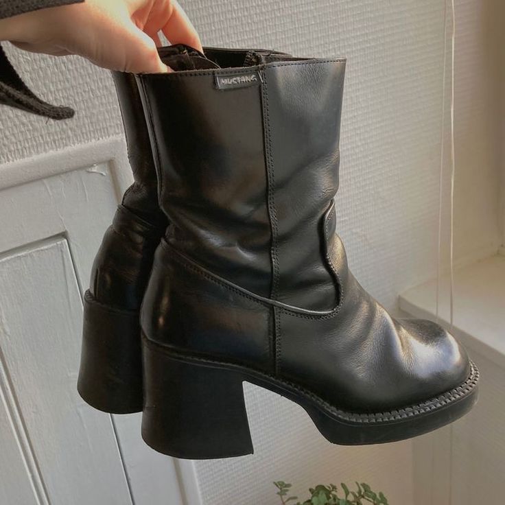 Black 90s Shoes, Vintage Boots Aesthetic, Black Boots With Jeans, Vintage Black Boots, Thrift Shoes, 90s Boots, 90s Shoes, Short Heel Boots, Vintage Mustang