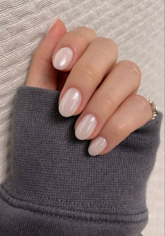 Simple Round Nails Classy, Chrome Nails On Natural Nails, Pearl Ombre Nails Almond, Classy Nails Almond Short, Pearl Chrome Dip Nails, White Chrome Gel Nails Short, Semi Short Nails, Natural Chrome Acrylic Nails, Bridal Gel Manicure