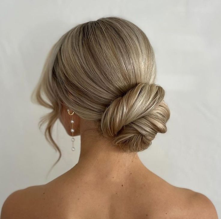 Updos For Low Back Dress, Bridesmaid Hair Styles Up Do, Clean Bridal Hairstyles, Elegant Hair Up Styles, Bridal Updo Thick Long Hair, Brunette Low Bun Wedding, Wedding Hairstyles Slick Back Bun, Soft Bun Wedding Hair, Hairstyles Formal Elegant Up