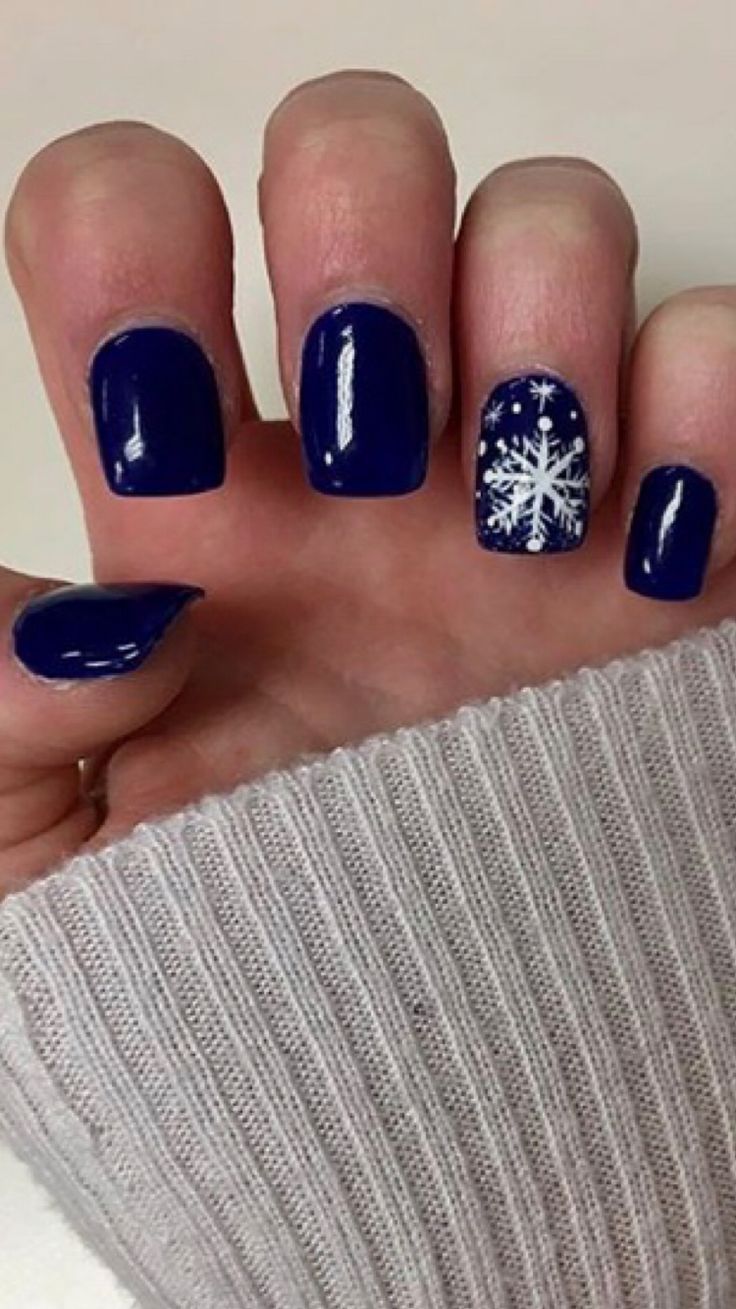 Nail Ideas Simple But Cute, Square Dip Nails Winter, Navy Snowflake Nails, Holiday Blue Nails, Snowflake Accent Nail, Navy Winter Nails, Snow Nails Winter Blue, Winter Nails With Snowflakes, Navy Blue Winter Nails