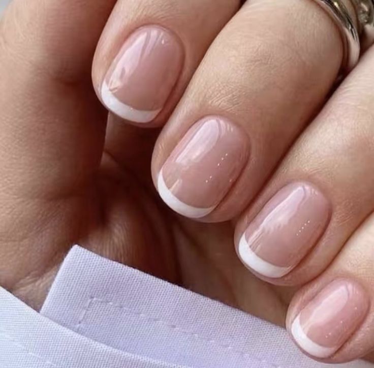 French Manicure Gel, French Tip Gel Nails, Short French Tip Nails, Pink Press On Nails, Nail Short, Gel Nails French, Gel French Manicure, Minimalist Nail, Short French