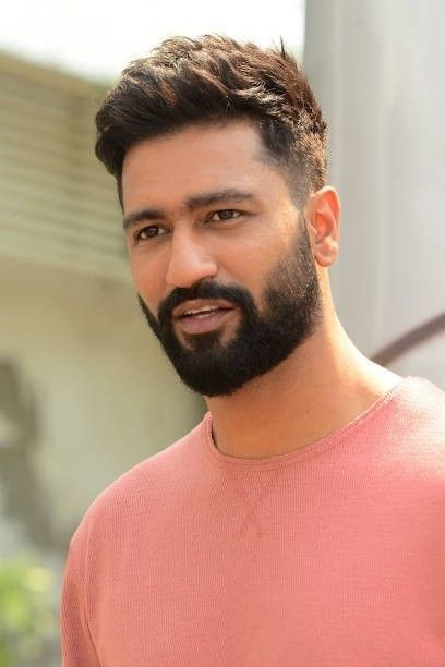 Mens Curly Hairstyles With Beard, Haircuts For Medium Hair Men Fade, Haircuts For Long Faces Men, Vicky Kaushal Haircut, Thick Beard Styles, Indian Boy Haircut, Hairstyles For Men Medium Indian, Haircut For Indian Hair, Vicky Kaushal Hairstyle