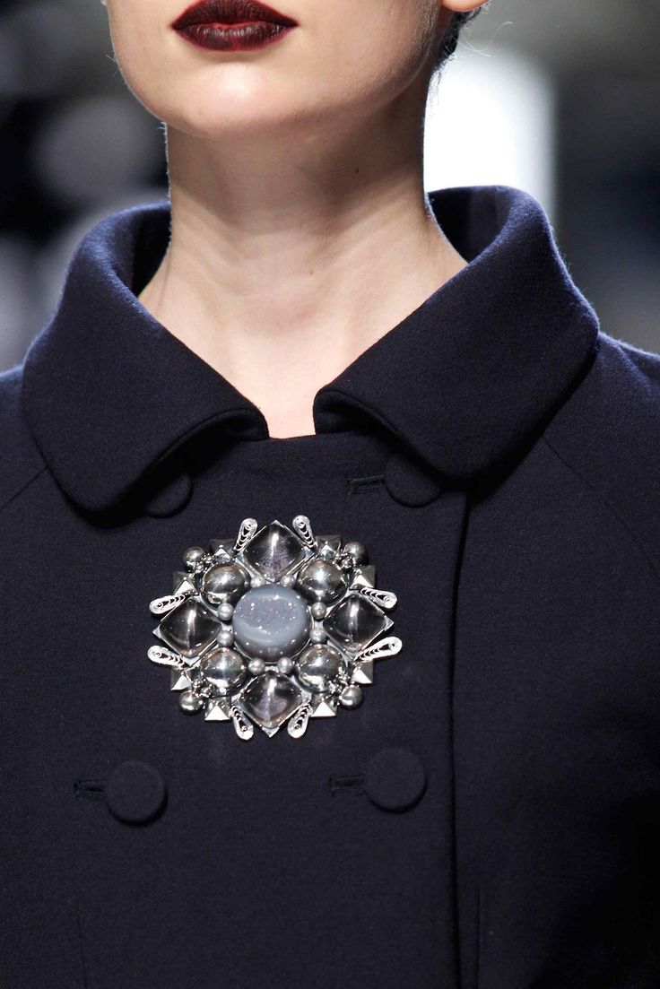 thecollectionblog:    Statement brooch at Bottega Veneta F/W 2012 Detail Couture, Fashion Tips For Men, Parisienne Chic, Red Lipstick, Inspiration Mode, Fashion Details, Jewelry Trends, Look Fashion, Bottega Veneta