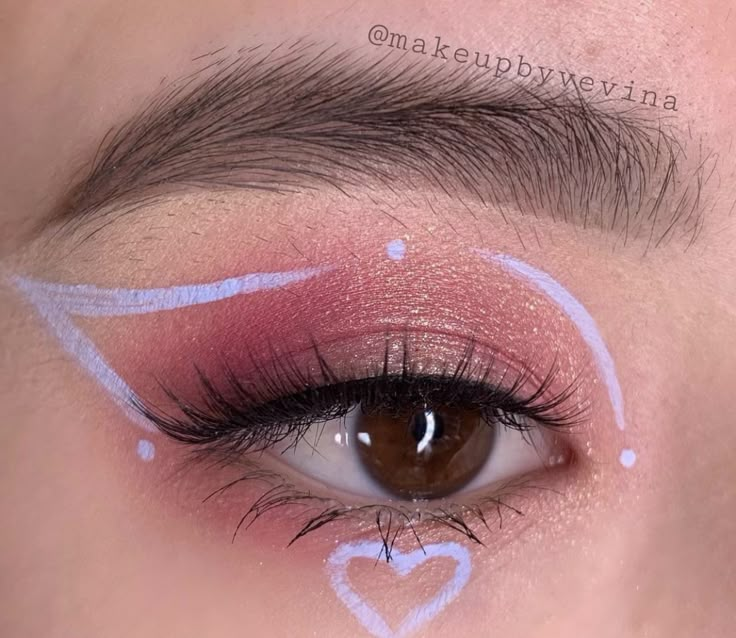 Heart Liner Makeup, Pink Liner Eye Makeup, Pink Eyeliner Looks, Easy Graphic Eyeliner, Heart Makeup Look, Cute Eye Makeup, Doll Eye Makeup, Graphic Makeup, Rave Makeup